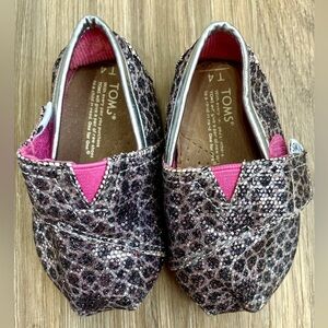 TOMS Baby Girls Silver Moroccan Shoes sz 4 T  EUC